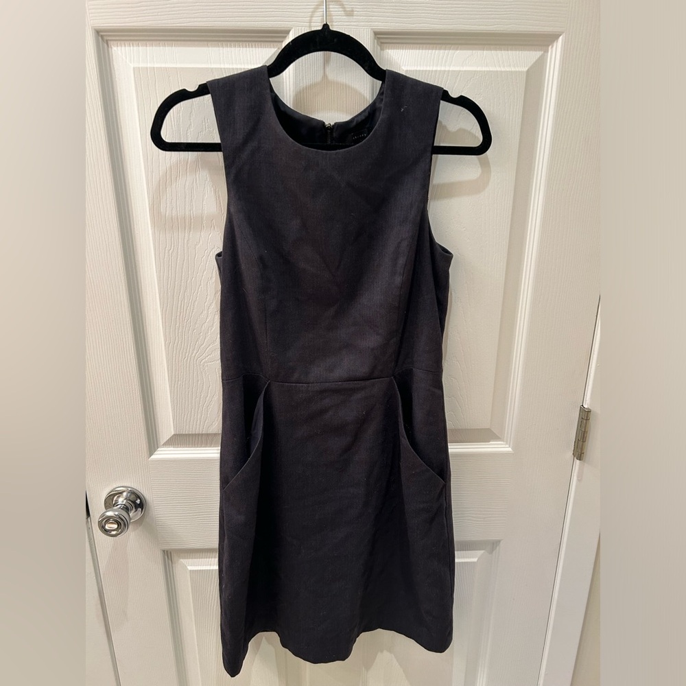 Theory sleeveless navy lined sleeveless dress. Size 6. Great condition.